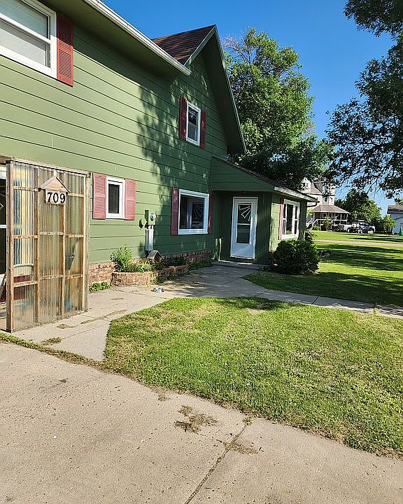 1st image of 709 4th St
