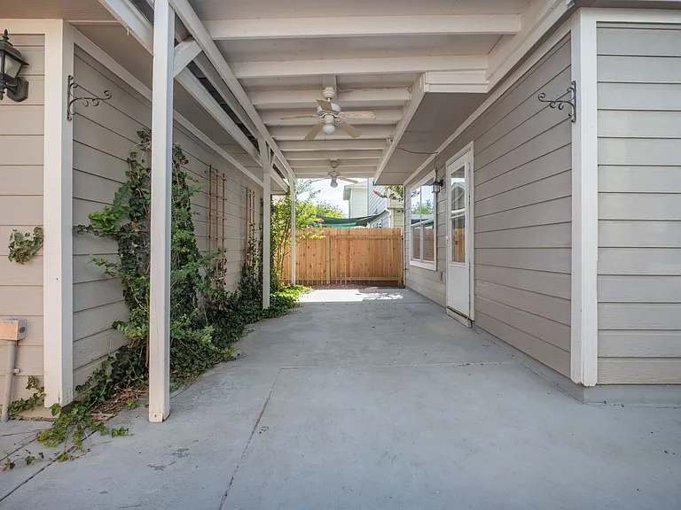 2208 Melissa Oaks Ln — Photo 22