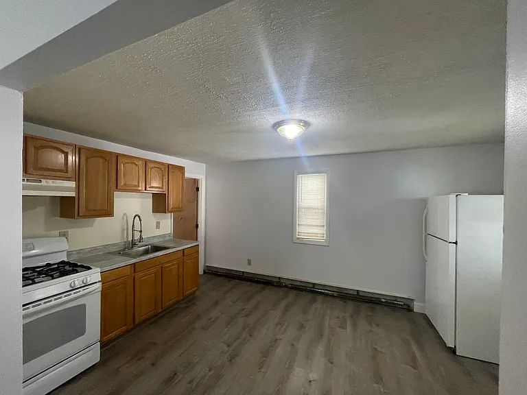 532 Warren St E — Photo 11