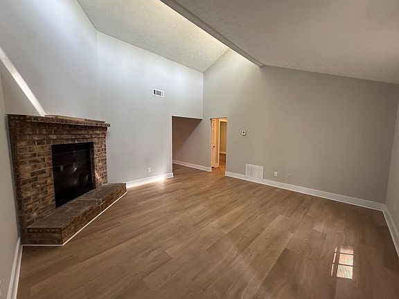 3rd image of 663 Maplewood Ln
