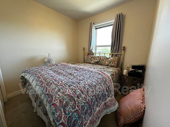 5th image of 598 Sutherland Ave #402