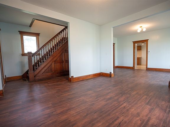 5th image of 611 Maple St