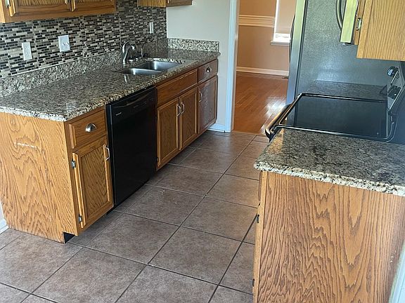 5th image of 216 Windmeade Cir