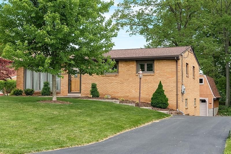 1st image of 221 Greenwood Dr