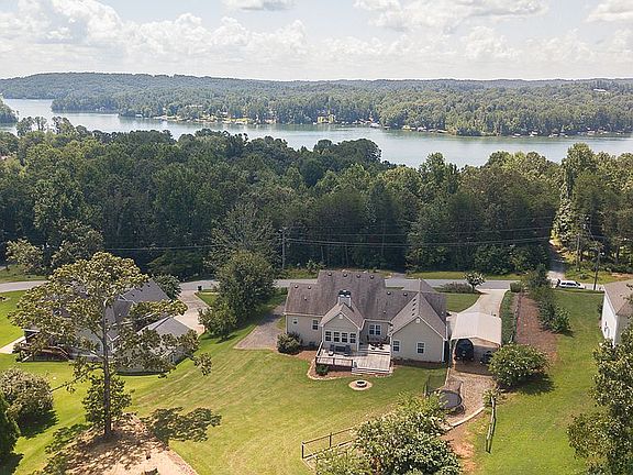 3rd image of 228 Woodland Cir