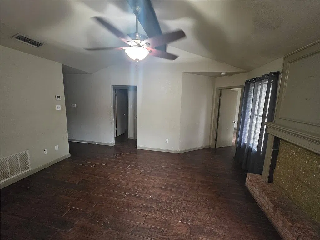 3 bed, 2.0 bath, 1118 sqft, $1,695 — Photo 3