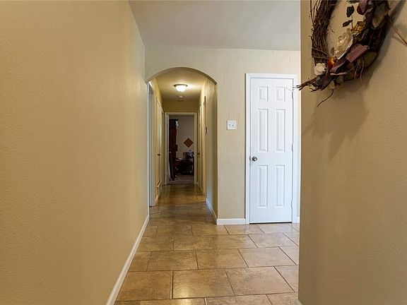 5th image of 304 Clearwood Dr