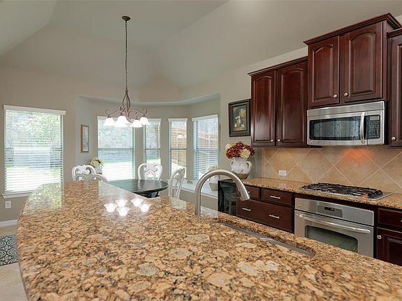 5th image of 412 Crystal Glen Dr