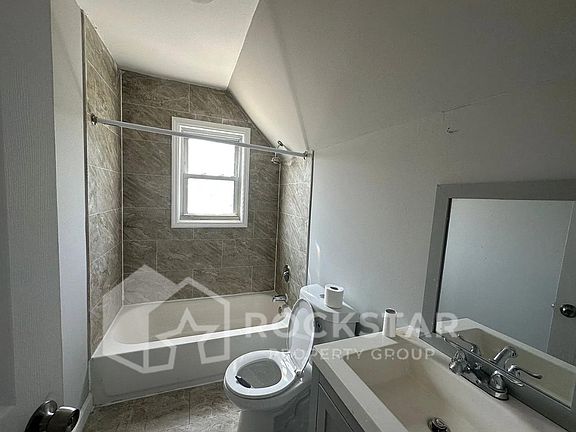 5th image of 905 S 16th St Floor 3