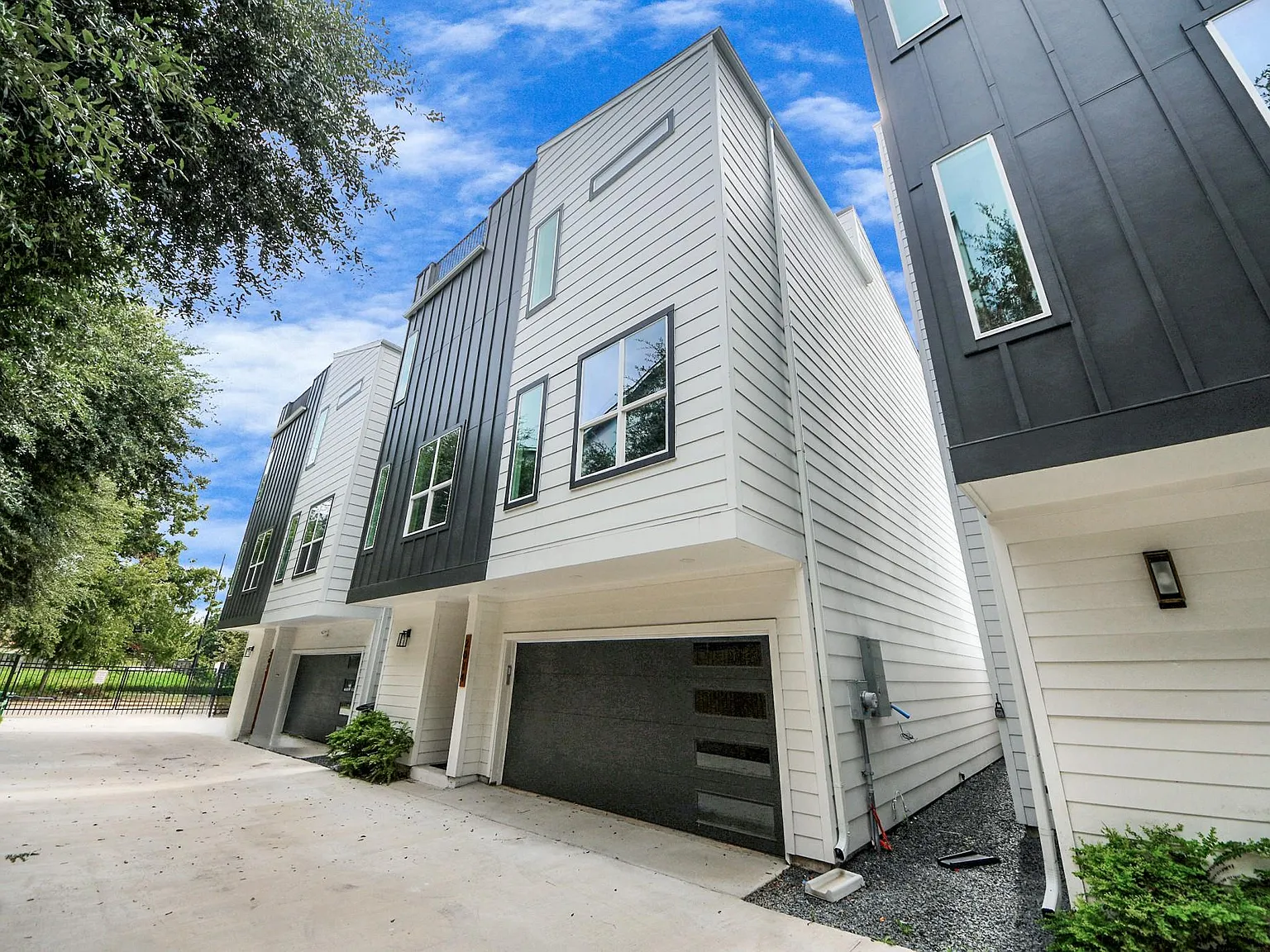 4 bed, 4.0 bath, 2610 sqft, $3,400 — Photo 4