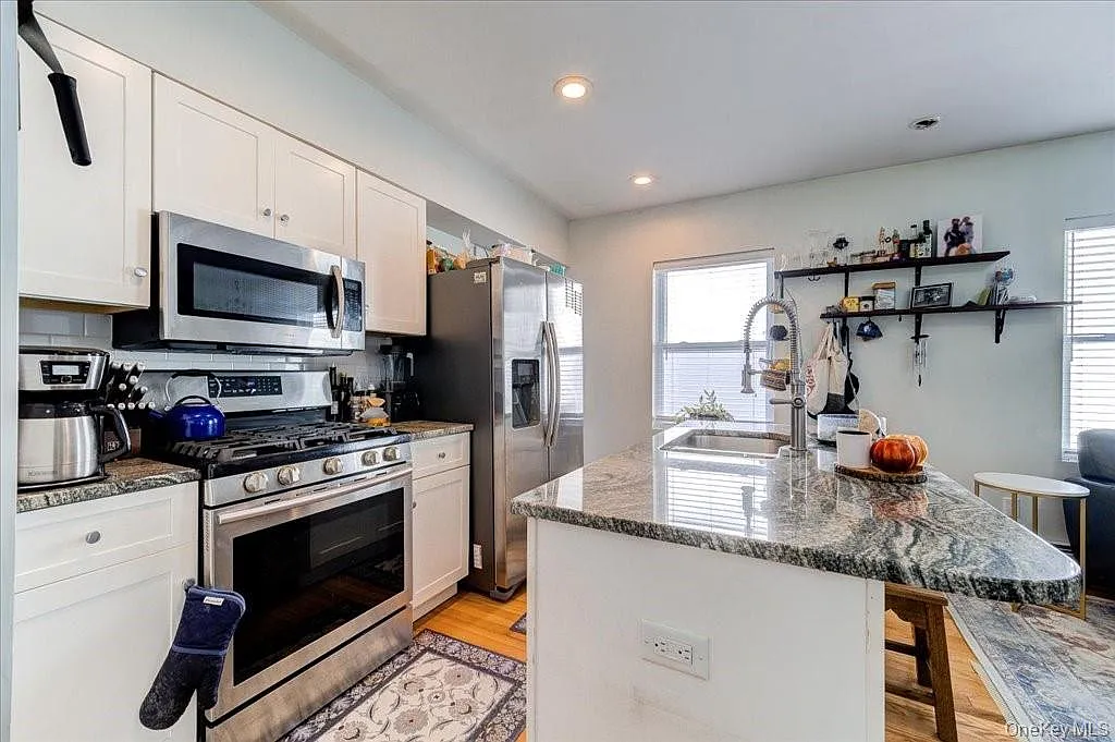 2 bed, 2.0 bath, 930 sqft, $3,400 — Photo 2