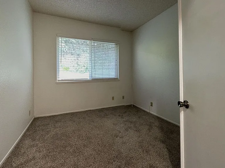 6064 Laura Ln — Photo 8
