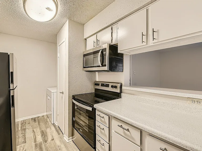 500 Tish Circle #405 - Web Quality - 004 - 08 Kitchen