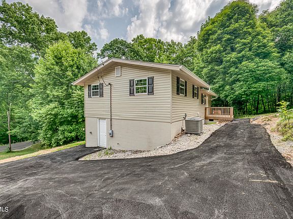 3rd image of 3569 Greenwood Dr
