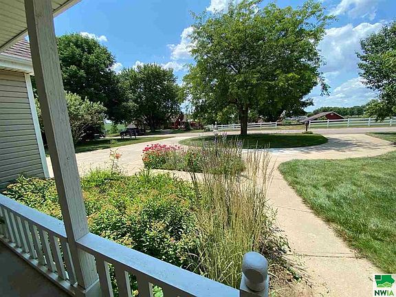 4th image of 630 Surrey Ln