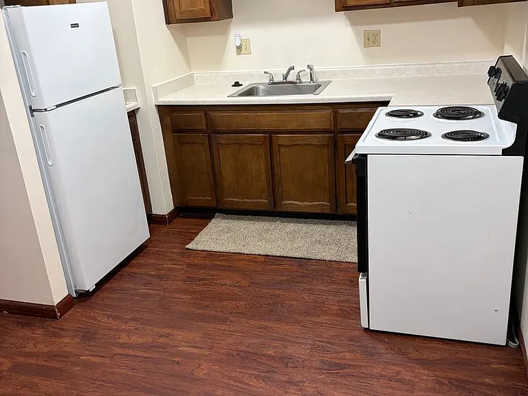 911 Fairview Dr — Photo 1