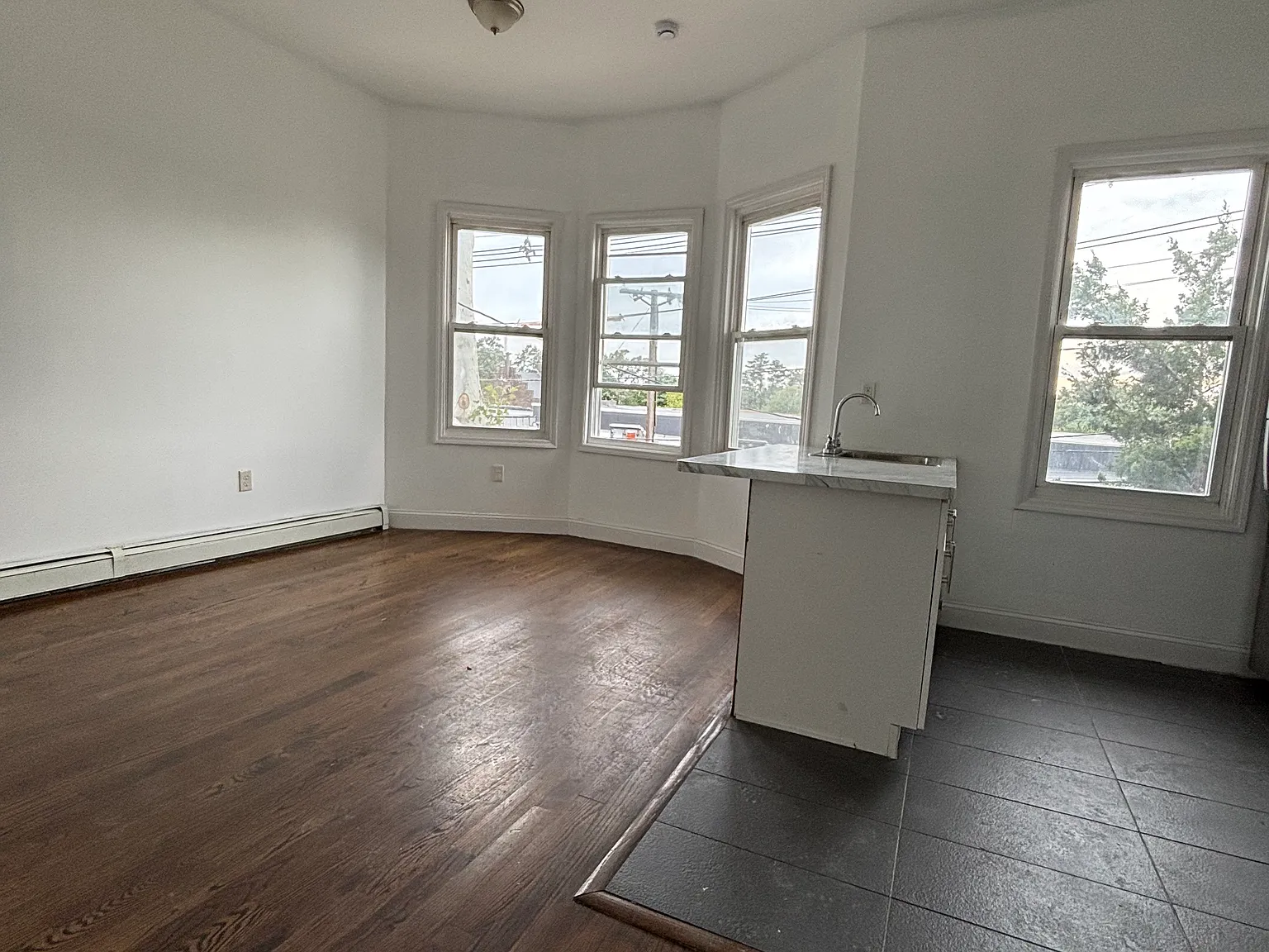 3 bed, 1000 sqft, $2,300 — Photo 2