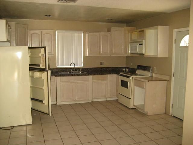 2nd image of 2238 E Sheridan St