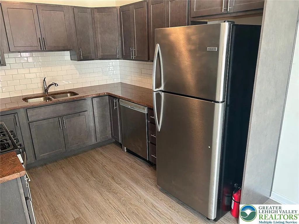 3 bed, 2.5 bath, 1347 sqft, $2,295 — Photo 4