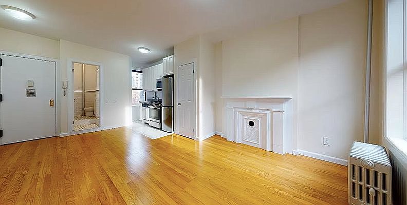 1st image of 21 Greenwich Ave #4
