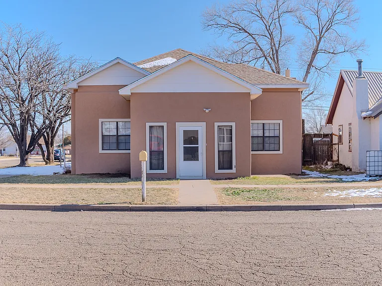 1121 Wallace St — Photo 2