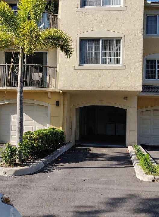 1st image of 900 Crestwood Ct S APT 915