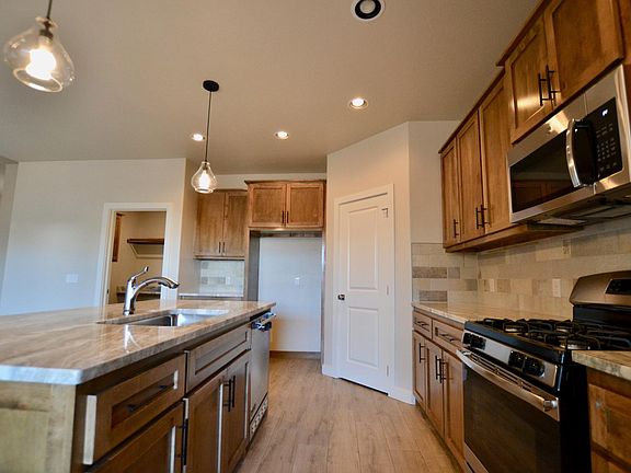 2nd image of 900 Heather Ln