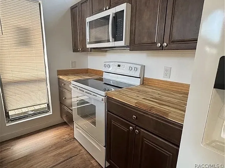 2649 N Seabreeze Point S — Photo 3