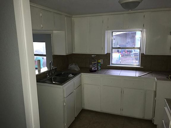 5th image of 200 E Crockett St