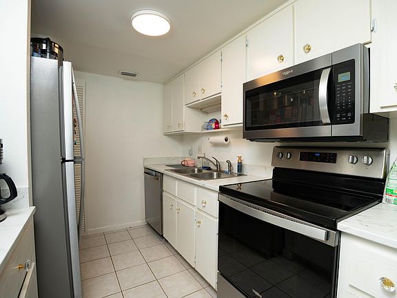 3rd image of 2811 Stoneway Lane #B