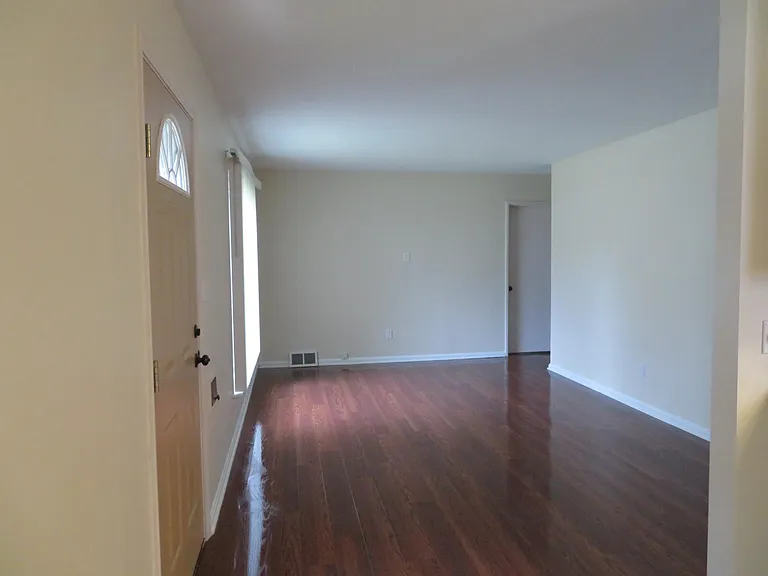 1327 Genesee Ave — Photo 13