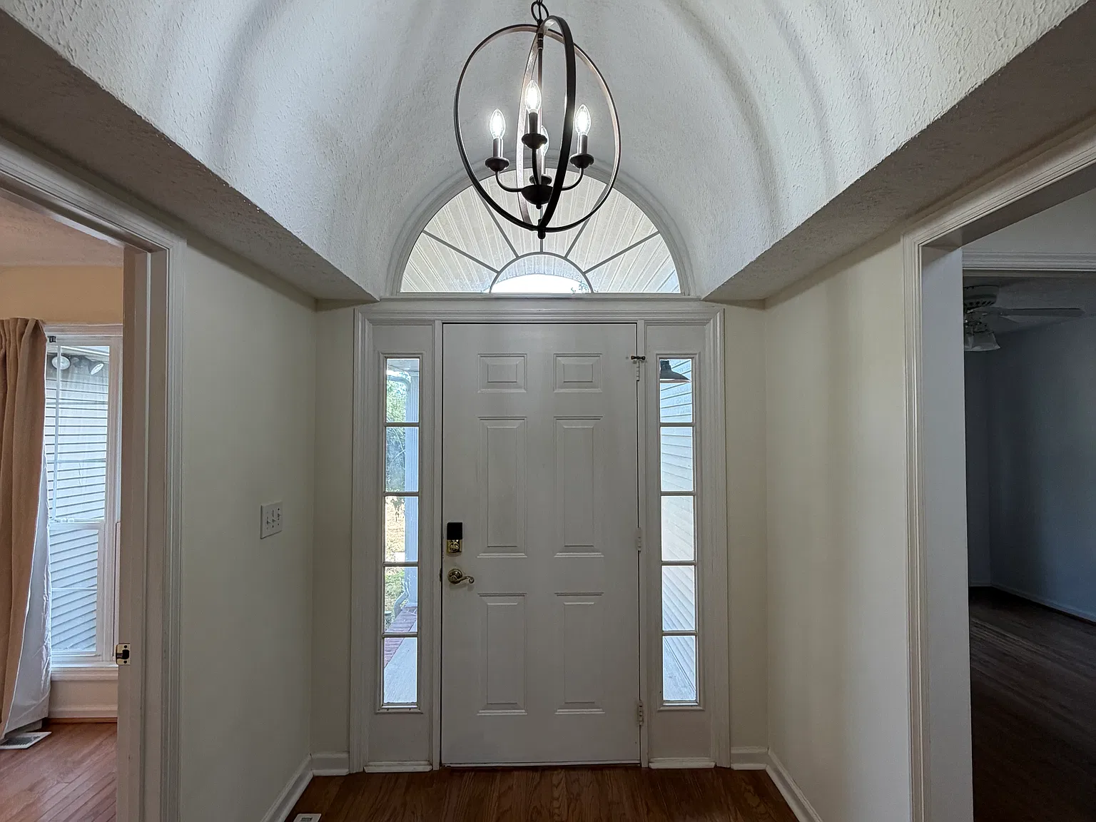 3 bed, 2289 sqft, $2,150 — Photo 2