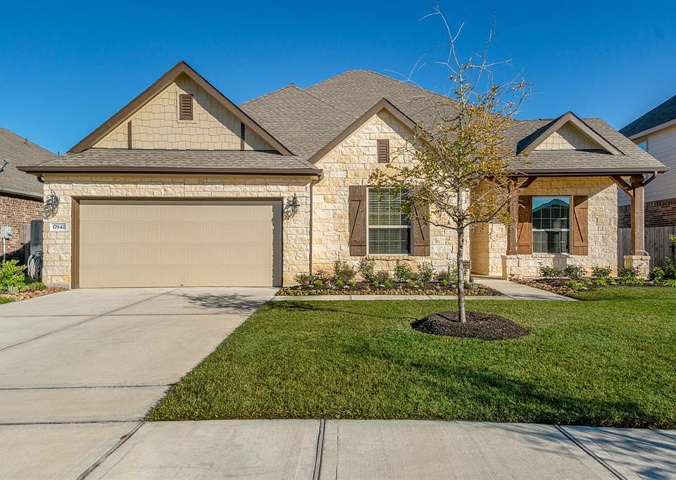 Welcome Home to 17942 Fernwood Bend Dr. In the sought after neighborhood of Wildwood at Northpointe.
