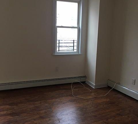2nd image of 8 Stewart Pl #2