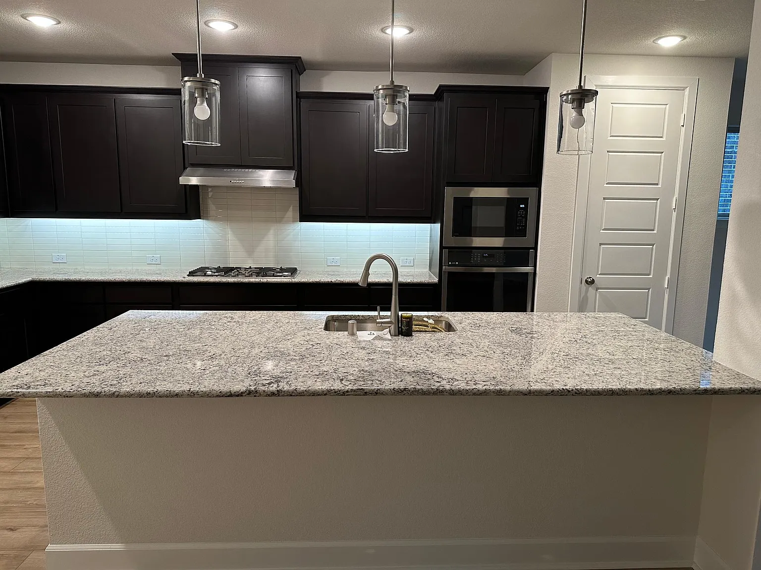 5 bed, 3299 sqft, $3,300 — Photo 3