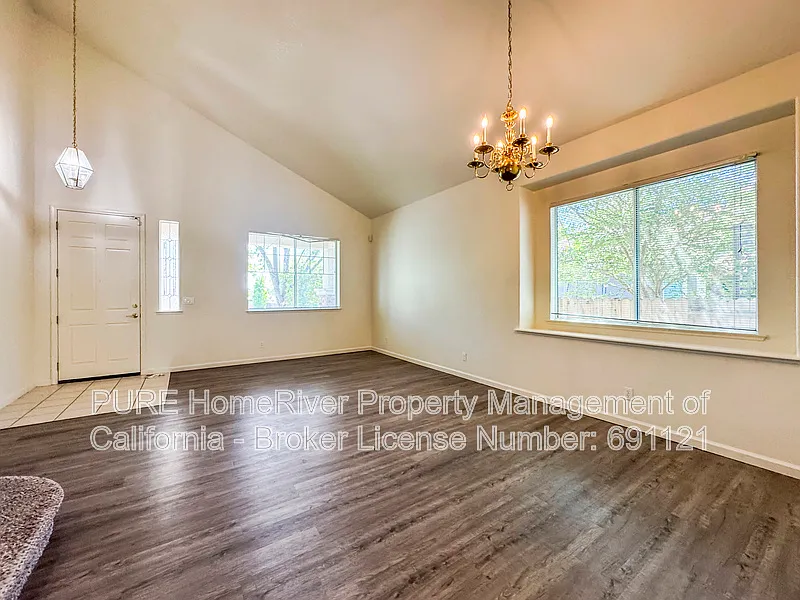 5 bed, 3.0 bath, 2400 sqft, $3,195 — Photo 4