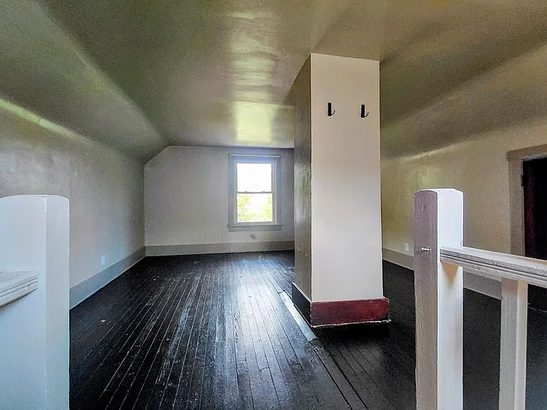 697 Crosby St — Photo 12