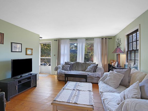 4th image of 51 Lantern Ln