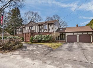 82 Mountain Laurel Dr, Cranston, RI 02920