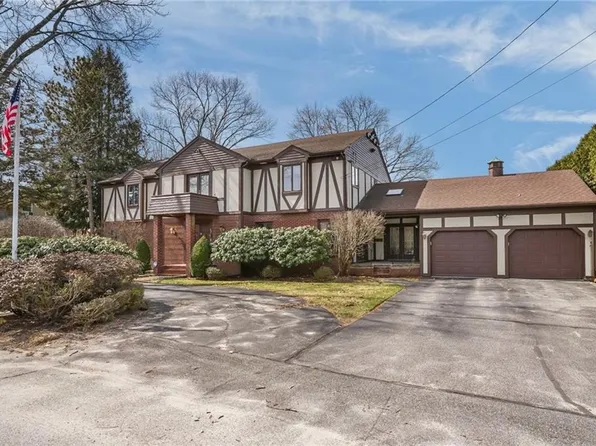 82 Mountain Laurel Dr, Cranston, RI 02920