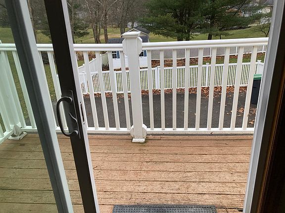 5th image of 426 Deerfield Dr