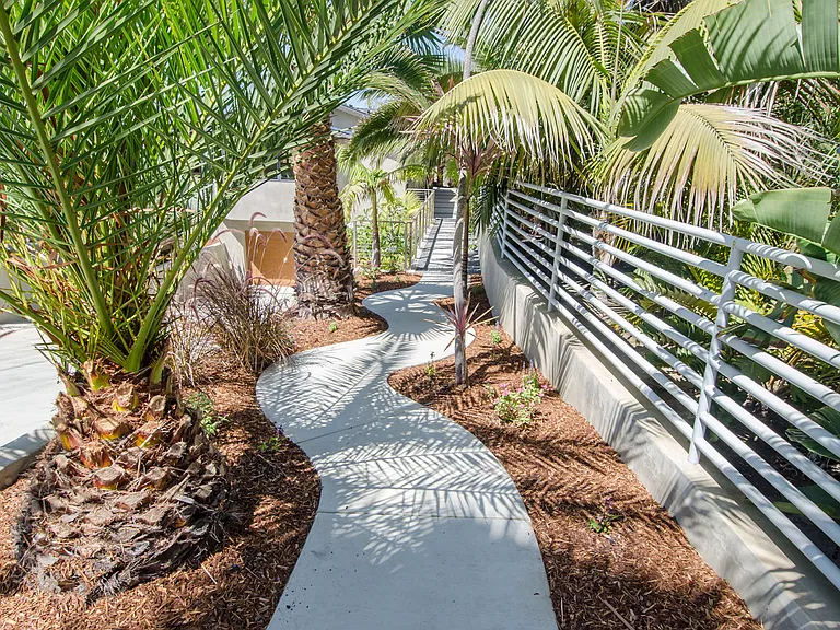1072 Urania Ave — Photo 33