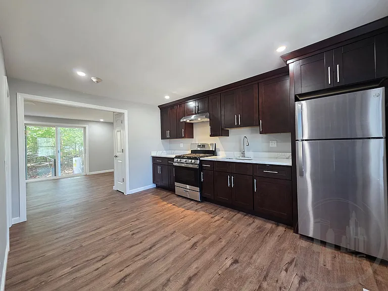  16 Larchmont Ave Townhouse 2b/1b Renovated Newfloors Catok Freshpaint — Photo 1