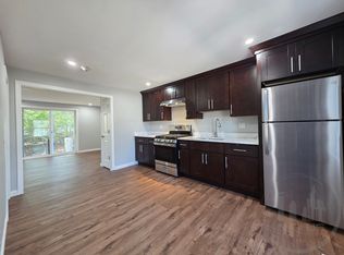  4 Larchmont Ave Townhouse 2b/1b Renovated! Newfloors Catok Freshpaint, North Providence, RI 02911
