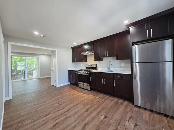 16 Larchmont Ave Townhouse 2b/1b Renovated Newfloors Catok Freshpaint, 4 Larchmont Ave #16, North Providence, RI 02911