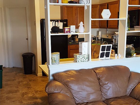 3rd image of 140 Pickwick Pl #1