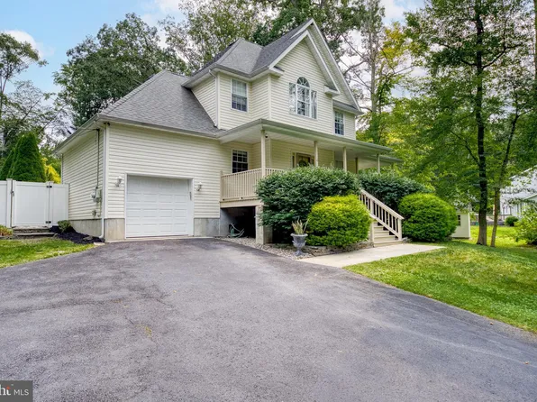 4 Beechwood Ln, Burlington, NJ 08016