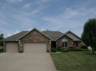 1645 S Village Ln, Bolivar, MO 65613