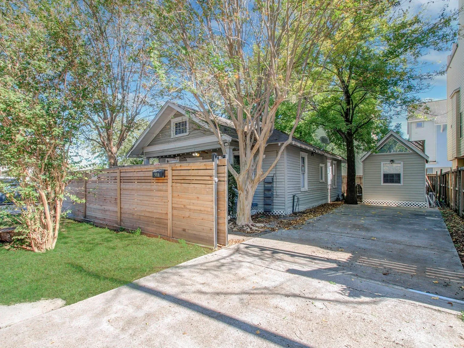 2 bed, 1.0 bath, 1056 sqft, $1,900 — Photo 2