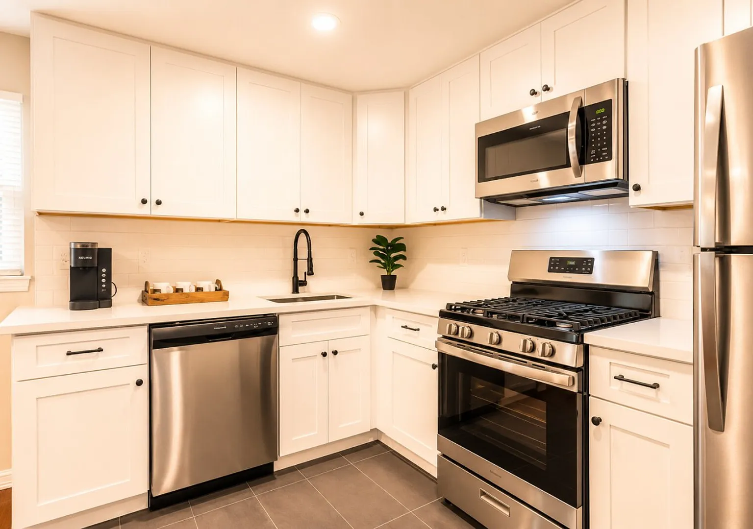 (12) Book Now & Save 10%! Modern July Apartment — Photo 4